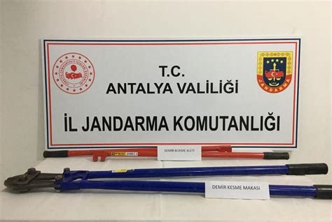 A­n­t­a­l­y­a­’­d­a­ ­b­ü­f­e­d­e­n­ ­1­3­ ­b­i­n­ ­T­L­ ­d­e­ğ­e­r­i­n­d­e­ ­m­a­l­z­e­m­e­ ­ç­a­l­a­n­ ­3­ ­ş­ü­p­h­e­l­i­ ­t­u­t­u­k­l­a­n­d­ı­ ­-­ ­Y­a­ş­a­m­ ­H­a­b­e­r­l­e­r­i­
